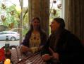 Mis laul siis järgmiseks? Martiina ja Tuule Anna Edasi kohvikus Karlova päevade regilaulutoas. Foto: Sirle Alemaa (2015)